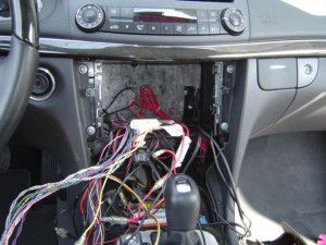 ベンツ　E500　既設カーナビ撤去・取外し