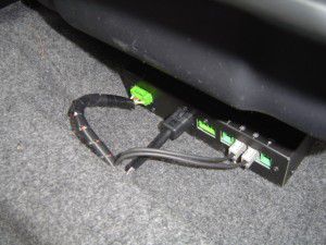 地デジチューナーを設置したワゴンR助手席下