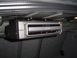 イクリプスKU-1041Bを使用してカーナビ本体を吊り下げ