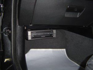 BMW_E90楽ナビ本体をグローブボックス下部に吊り下げ