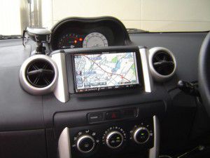 トヨタ　イストにパナソニックストラーダCN-HDS700Dを設置