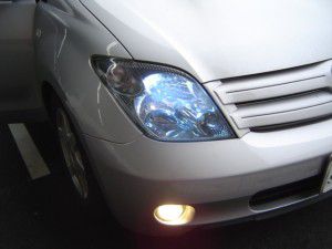 イストにHIDキット