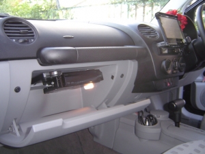 ニュービートルのグローブボックス内　サイバーナビ　VH9900本体とETC車載器が収まります