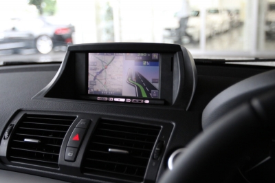 BMW E87 1シリーズ用カーナビゲーションモニターブラケット