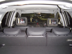 ヘッドレストモニターを設置したホンダ　CR-V