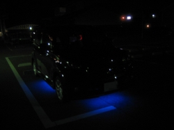 トヨタ　bBにネオン管の設置・取付