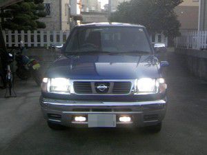 日産　ダットサン　トラックのヘッドライト　HID