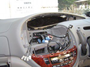 エスティマからトヨタ純正カーナビの取り外し