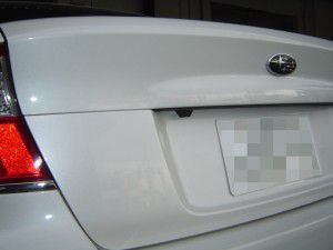 スバル　レガシーにクラリオン製バックカメラの取付