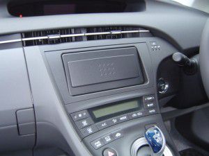 オーディオレス仕様の新型プリウスにカーナビの取付