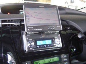 新型プリウスにサイバーナビ取付完了　インダッシュモニターオープン
