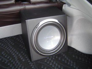 新型プリウスにサブウーファーの設置