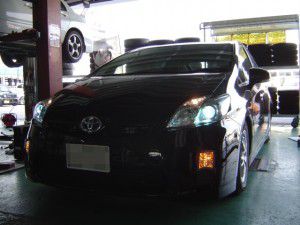 新型プリウスへHIDシステム　55W　8000Kの取付後