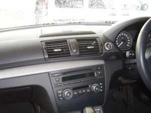 BMW 120i E87の純正オーディオと小物入れ